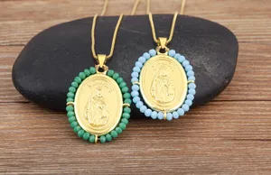 Vue détaillée du collier pendentif ovale Saint Jude avec perles colorées et chaîne or.