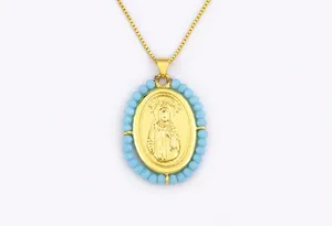 Collier pendentif San Judas plaqué or 18K avec perles bleues et design ovale pour femmes.
