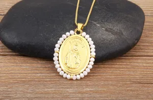 Collier pendentif saint jude religieux plaqué or avec perles acryliques blanches pour femmes.