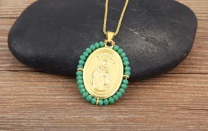Collier pendentif Saint Jude plaqué or avec perles vertes et chaîne fine pour femme élégante