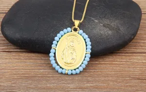 Collier pendentif ovale Saint Jude plaqué or avec perles acryliques bleu clair.