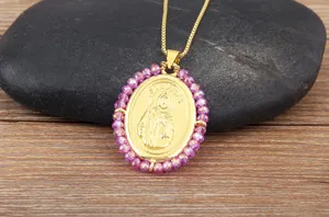 Magnifique collier pendentif ovale avec portrait de Saint Jude et perles acryliques.
