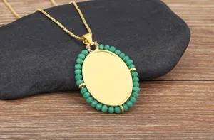 Gros plan du collier pendentif ovale plaqué or avec des perles en acrylique vertes et chaîne.