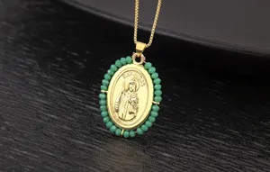 Collier pendentif ovale San Judas plaqué or 18K avec perles en acrylique vert élégant.