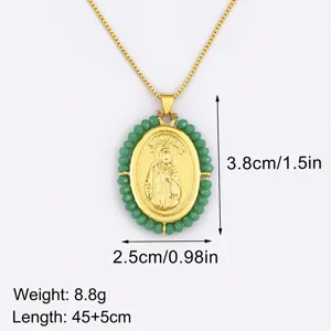 Collier pendentif San Judas plaqué or avec perles en acrylique vert, bijou religieux élégant.