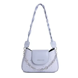 Sac à main épaule élégant bleu clair pour femme avec bandoulière tressée et motifs étoiles.