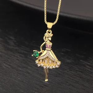 Collier pendentif danseuse de ballet plaque or avec zirconiums scintillants et gemme verte.