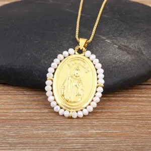 Collier pendentif ovale plaque or saint Jude avec perles acrylique blanches bijoux tendance vue