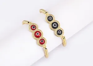 Bracelet de perles triple mauvais œil plaqué or avec zircons cubiques étincelants.