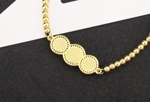 Bracelet de perles plaqué or avec trois connecteurs à disque rond pour les femmes.