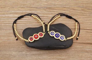 Bracelet de perles avec œil turc doré, zircone micro-sertie et cordon noir réglable.