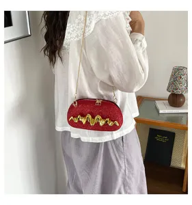 Rote Pailletten Umhängetasche für Damen, elegantes Metallwellendesign mit feiner Goldkette.