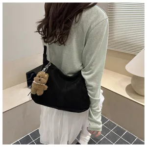Sac porté épaule noir pour femme avec charmant pendentif ours en peluche pour le style quotidien.
