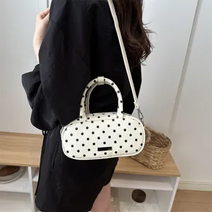 Trendy schoudertas met polkadots voor dames, stijlvolle crossbody tas met handvat.