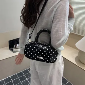 Stijlvolle zwart-witte stippen schoudertas voor dames, trendy handtas met handvat.