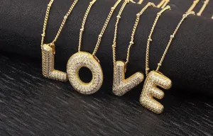 Collana con ciondolo lettera LOVE in zircone cubico pavé d'oro da donna dettaglio