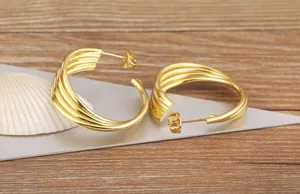 Orecchini a cerchio C intrecciati a più fili bagnati d'oro da donna, gioiello elegante.