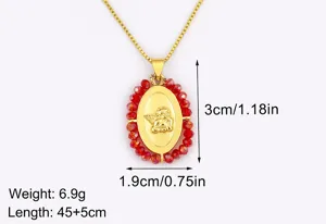 Dettaglio della collana con ciondolo angelo dorato e perle di cristallo rosso con misure precise.