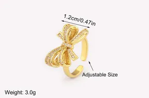 Nahaufnahme des 18K vergoldeten Schleifenrings mit funkelnden Zirkonia-Steinen im Detail.