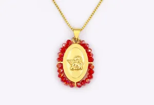 Collana con ciondolo ali d'angelo dorate e perline di cristallo rosse per le donne.