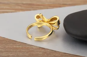 Detailansicht des vergoldeten Schleifen-Offenen Rings mit feinen funkelnden Zirkonia-Steinen.