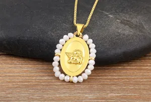 Collana con ciondolo angelo placcato oro e perle bianche dettagli per donna elegante