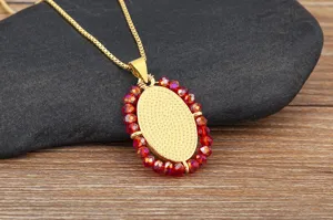 Collana con ciondolo ovale placcato oro con perline sfaccettate rosse gioiello fine