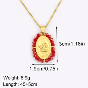 Collana con ciondolo ovale angelo placcato oro con perline rosse e catena regolabile.