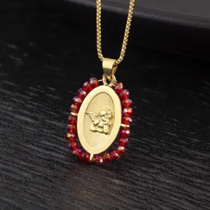 Collana con ciondolo angelo placcato oro con perle di cristallo rosso per donne eleganti.
