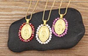 Vintage vergulde ovale religieuze hangerketting met kleurrijke kristallen kralenframe.