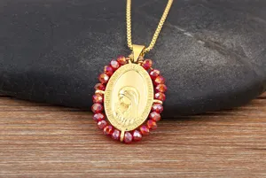 Vergulde ovale religieuze hangketting met rode kralenrand en fijne gouden ketting.