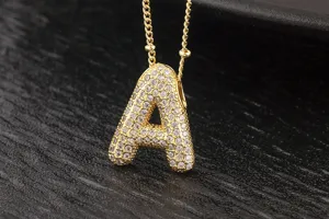 Squisita collana con ciondolo lettera A in zircone cubico micro-incastonato dorato.