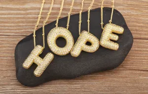 Collana con ciondolo a lettera HOPE alfabeto in zircone cubico micro-pavé placcato oro.