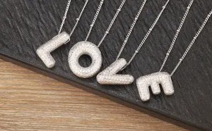 Vista dettagliata della collana con ciondolo a lettera in zircone cubico, catena argento.