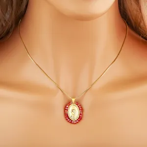 18K vergulde vintage ovale hanger ketting met rode acryl kraaltjes en elegante stijl hoofdfoto