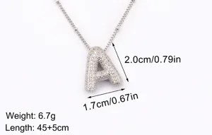 Squisita collana con ciondolo a lettere gonfie A con zirconi e fine catena di perle.