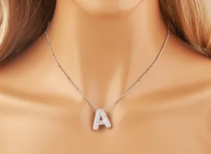 Collana con lettera A a bolla in argento con pietre di zircone scintillanti, gioiello elegante.