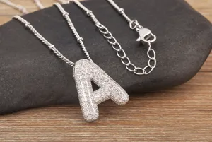 Collana con ciondolo lettera A in argento con zirconi cubici e catenina di perle.