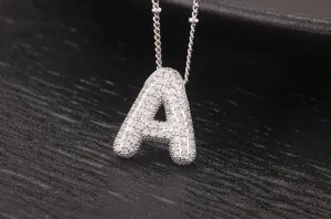 Vista dettagliata della collana con ciondolo lettera A a bolla d'argento con zirconi cubici.
