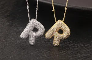 Collana con ciondolo lettera R in zirconi micro-pavé bifacciale oro e argento.