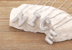 Collana con ciondolo a lettera in zircone micro incastonato, catena in argento brillante
