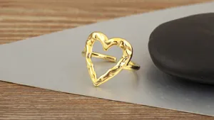 Detaillierte Nahaufnahme des goldenen unregelmäßigen geknitterten Herz offenen Mode Ringes.