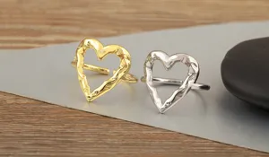 Goldene und silberne unregelmäßige verknitterte herzförmige verstellbare Damenringe Detail