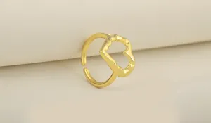 Nahaufnahme des unregelmäßig geknitterten hohlen Herz Goldrings mit feinen Details.