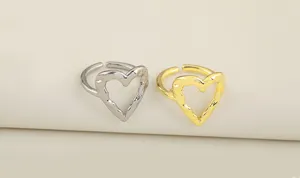 Gold silber unregelmässig gefaltet hohl Herz offener verstellbarer Ring Detailansicht