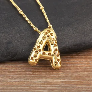 Elegante collana con ciondolo lettera A in oro zirconi micro e catena di perle da donna