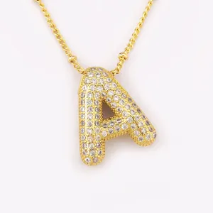 Collana con ciondolo a lettera A bombata e dorata con luminosi zirconi cubici scintillanti.