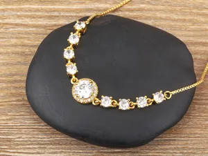 Detalle de pulsera deslizante de circonita chapada en oro 18K, diseño brillante de circonita.