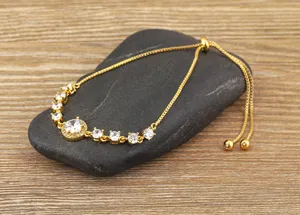 Pulsera ajustable chapada en oro 18K para mujer con brillantes piedras de circonita cúbica.