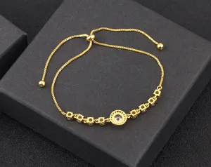 Elegante pulsera ajustable chapada en oro de 18K con brillantes circonitas cúbicas.